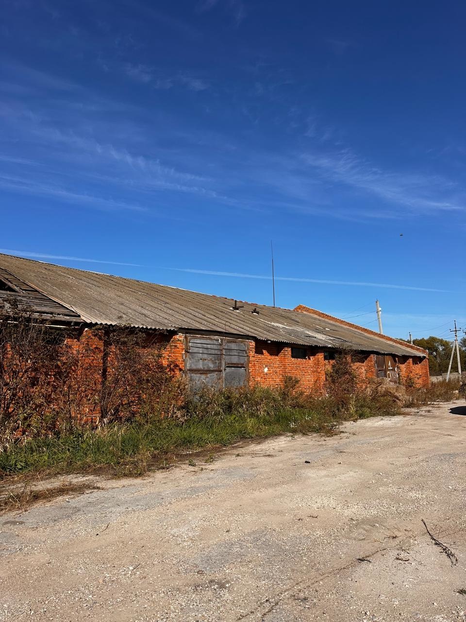 Сдаются помещения под складскую или производственную деятельность. Электричество 450 кВт. Рядом огромная асфальтированная парковка. Цена обсуждается, также возможен выкуп под производство