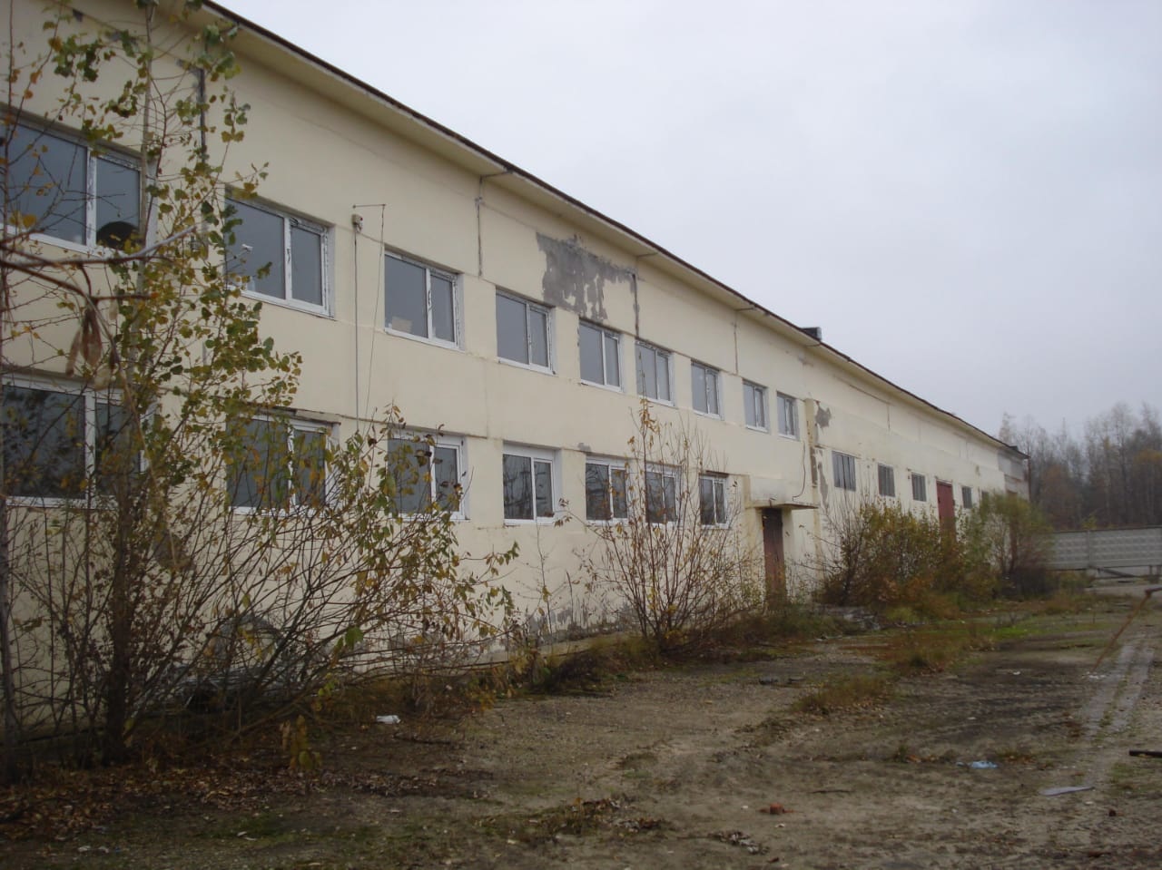 
Производственно-складской комплекс 2000 кв.м. на земельном участке 1,3 Га. Здание однообъемное, 2 этажа.

- 1 этаж – 1 500 кв.м., из них на 1000 м - высота потолков 7 метров, бетонные полы, кран-балка, широкие въездные ворота для авто, ремонтная зона и 2 смотровые ямы для автотранспорта. На 500 м –